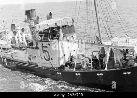 Fangboot' Treff V' des Walfangfabrikschiffs "Jan Wellem" der deutschen Walfangflotte, 1930er Jahre. Walfang Boot "Treff V" der Fabrik Schiff "Jan Wellem" des Deutschen Walfangflotte, 1930er Jahre. Stockfoto