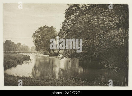 Crow-Island Strom, Fluß Wye, 1880s, Peter Henry Emerson, Englisch, geboren in Kuba, 1856 - 1936, England, Photogravüre, Platte XXXII aus dem Album 'The Compleat Angler oder Erholung des kontemplativen Menschen, Band II" (1888), Ausgabe 109/250, 13,1 × 19,9 cm (Bild), 15,7 × 22,1 cm (Papier), 24,3 × 31,9 cm (album Seite Stockfoto