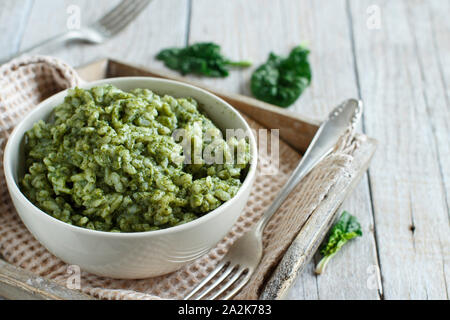 Risotto mit Spinat Sahne in einer Schüssel Nahaufnahme Stockfoto