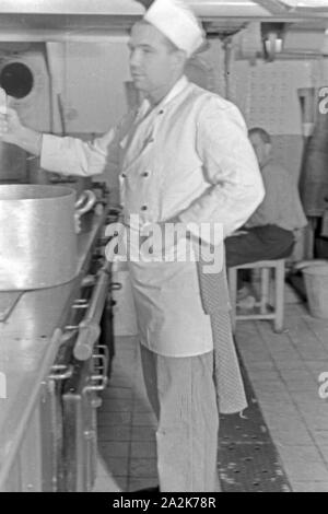 In der Kombüse des Walfangfabrikschiffs "Jan Wellem", 1930er Jahre. Im galley von factory Schiff "Jan Wellem", 1930er Jahre. Stockfoto