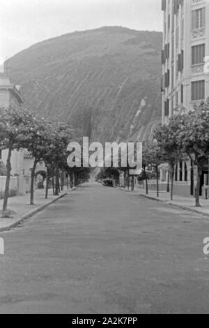 Blick durch eine Straße in den Morro da urca in Rio de Janeiro, Brasilien 1930er Jahre. Blick durch eine Straße zum Berg Morro da urca in Rio de Janeiro, Brasilien 1930. Stockfoto