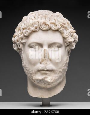 Portrait Leiter der Kaiser Hadrian, AD 130/138, Römische, Italien, Marmor, 36 × 27,5 × 27,3 cm (14 1/4 x 10 7/8 x 10 3/4 in Stockfoto