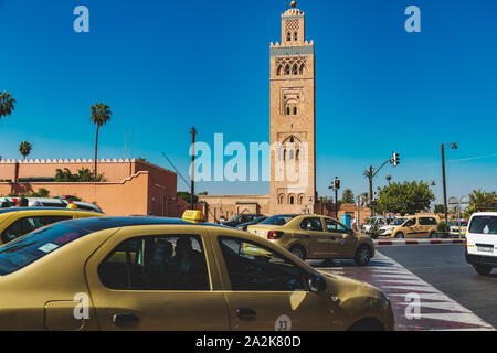 Marrakesch, Marokko - 22. September 2019: der Verkehr in der Straße vor der Koutoubia Moschee Stockfoto