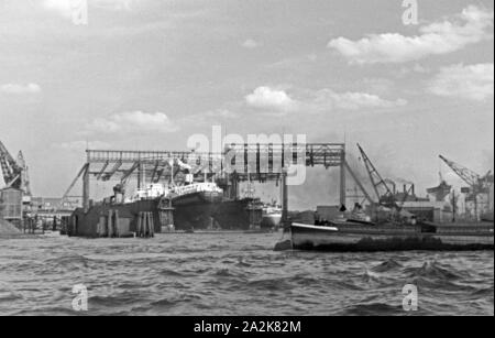 Reges Treiben und in den Werften im Hafen von Hamburg, Deutschland 1930er Jahre. Anstrengenden Tag Kaianlagen und der Hafen von Hamburg, Deutschland 1930. Stockfoto