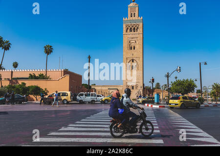 Marrakesch, Marokko - 22. September 2019: der Verkehr in der Straße vor der Koutoubia Moschee Stockfoto