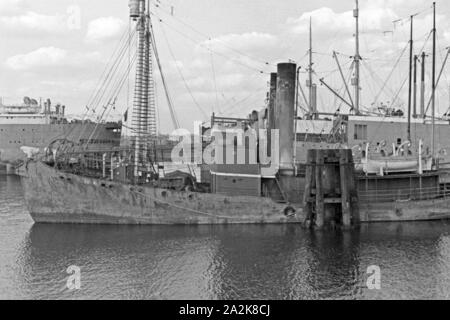 Ein abgeracktes Schiff im Hafen von Hamburg, Deutschland 1930er Jahre. Eine angeschwemmte Schiff am Hamburger Hafen, Deutschland 1930. Stockfoto