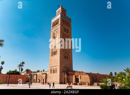 Marrakesch, Marokko - 22. September 2019: Blick auf Kotoubia Moschee mit Touristen zu Fuß im Quadrat Stockfoto