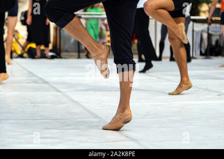 Ballett Tänzerinnen üben Leistung im Freien. Nahaufnahme von Ballerina Füße tragen Hausschuhe Praxis bewegt sich im Ballett Unterricht außerhalb der Stockfoto