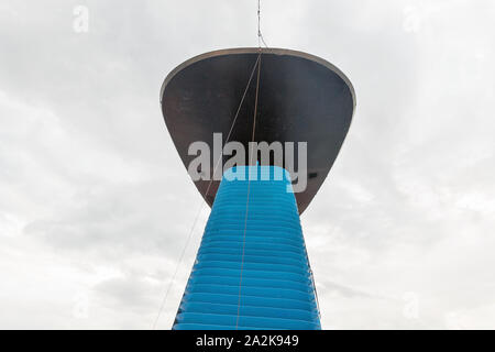 Cruise Ship in der Nahaufnahme gegen bewölkter Himmel Hintergrund Stockfoto