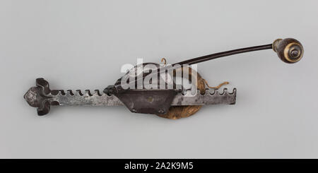 Cranequin (Wickler) für einen sportlichen Armbrust, 1550/1600, Deutsch, evtl. Schweiz, Deutschland, Eisen, Holz, Elfenbein, Netzkabel, L 32,1 cm (12 5/8 in Stockfoto