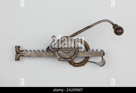 Cranequin (Wickler) für einen sportlichen Armbrust, 1550/1600, Deutsch, Marke: Star durch die Buchstaben H W, Deutschland, Stahl mit Vergoldung, Holz, Horn, überwunden, und Netzkabel, L. (Gesamt) 33,9 cm (13 3/8 in Stockfoto