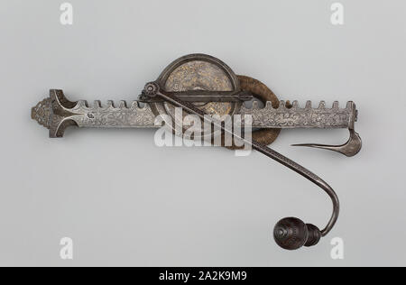 Cranequin (Wickler) für eine Armbrust, 1570/1600, Süddeutschen, eventuell Nürnberg, Master H W über W, Nürnberg, Bügeleisen mit Vergoldung, Holz und Schnur, L 62,2 cm (24 1/2 in. Stockfoto