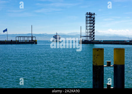 Friedrichshafen am Bodensee: Hafeneingang und Aussichtsturm an der Seebrücke, Landkreis Bodensee, Baden-Württemberg, Deutschland Stockfoto