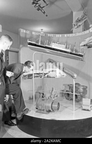 Schaukasten" mit Beispielen aus der niederländischen Schwerindustrie auf der Messe Leipzig, Deutschland 1940er Jahre. Anzeige zeigt Beispiele der Niederländischen Schwerindustrie auf der Leipziger Messe, Deutschland 1940. Stockfoto