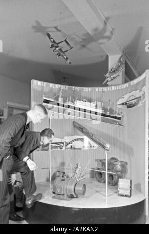 Schaukasten" mit Beispielen aus der niederländischen Schwerindustrie auf der Messe Leipzig, Deutschland 1940er Jahre. Anzeige zeigt Beispiele der Niederländischen Schwerindustrie auf der Leipziger Messe, Deutschland 1940. Stockfoto