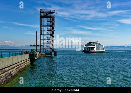 Friedrichshafen am Bodensee: Viewpoint Turm auf der Pier, mit der Fähre "Euregia" (nach Romanshorn), Hafen, Baden-Württemberg, Deutschland Stockfoto