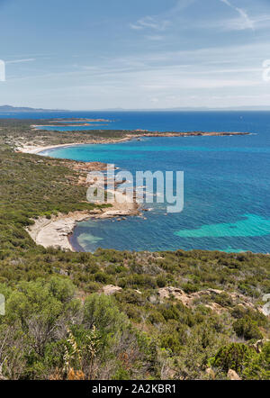 Landschaft mit Bergen und Strand, Argent, Insel Korsika, Frankreich. Stockfoto
