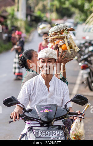 Bali, Indonesien - Apr 2, 2012 - Hari Raya Fest Galungan und Umanis Fest Galungan Urlaub fesival Parade - die Tage zum Sieg der Güte über Stockfoto