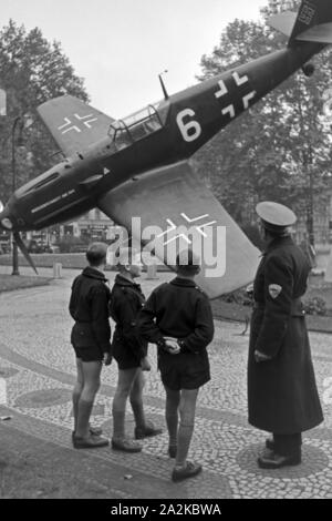 Hitlerjungen eine einer Messerschmitt ME 109 auf der Wehrmachtsausstellung, Deutschland 1940er Jahre. Hitler Jugend an eine Messerschmitt ME 109 militärischen Ebene an die Wehrmachtsausstellung, Deutschland 1940. Stockfoto