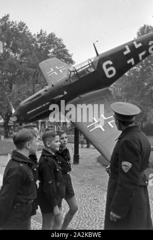 Hitlerjungen eine einer Messerschmitt ME 109 auf der Wehrmachtsausstellung, Deutschland 1940er Jahre. Hitler Jugend an eine Messerschmitt ME 109 militärischen Ebene an die Wehrmachtsausstellung, Deutschland 1940. Stockfoto