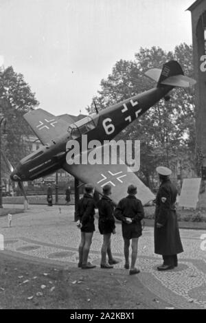 Hitlerjungen eine einer Messerschmitt ME 109 in de Wehrmachtsausstellung, Deutschland 1940er Jahre. Hitler Jugend an eine Messerschmitt ME 109 militärischen Ebene an die Wehrmachtsausstellung, Deutschland 1940. Stockfoto