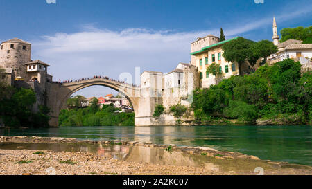 Stari Most Brücke und ihre Reflexion in den Fluss Neretva - Altstadt von Mostar, Bosnien und Herzegowina, April 2019 Stockfoto