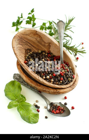 Pfeffer in einer Schüssel mischen, Lorbeerblättern und Olivenöl auf weißem Hintergrund Stockfoto