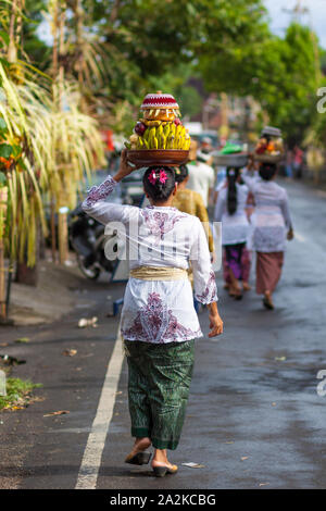 Bali, Indonesien - Apr 2, 2012 - Hari Raya Fest Galungan und Umanis Fest Galungan Urlaub fesival Parade - die Tage zum Sieg der Güte über Stockfoto