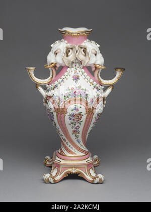 Elefant Armleuchter Vase (Vase à Tête d'Eléphant), 1757/58, Sèvres Porzellan Manufaktur, Französisch, gegründet 1740, Design zugeschrieben, Jean-Claude Duplessis (Französisch, aktive 1745/48 -1774, gestorben 1783), gemalt von Pierre-Louis-Philippe Armand (Französisch, aktive 1758-1781), Sèvres, weiche Hartporzellan, mehrfarbigen Emaillen und Vergoldung, 39,2 cm (15 7/16 Stockfoto