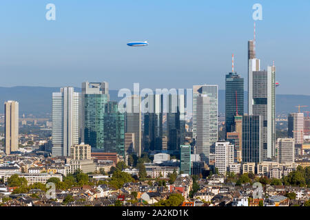 Sommer morgen Aussicht auf die Innenstadt Skyline von Frankfurt, das Finanzzentrum der Deutschland. Stockfoto