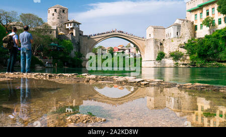 Touristen genießen den Blick auf die Alte Brücke in Mostar, Bosnien und Herzegowina, April 2019 Stockfoto
