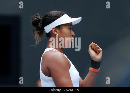 Japanische professional tennis player Naomi Osaka konkurriert gegen amerikanische Tennisspieler Alison Riske an der dritten Runde der 2019 China Open (Tennis), in Peking, China, 3. Oktober 2019. Japanische professional tennis player Naomi Osaka besiegt American Professional tennis player Alison Riske mit 2-0 bei der dritten Runde des 2019 China Open (Tennis), in Peking, China, 3. Oktober 2019. Stockfoto