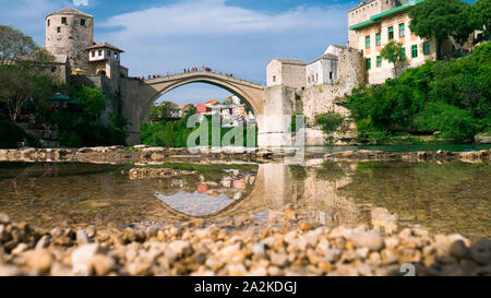 Alte Brücke und seine Reflexion in den Fluss Neretva - Mostar, Bosnien und Herzegowina, April 2019 Stockfoto