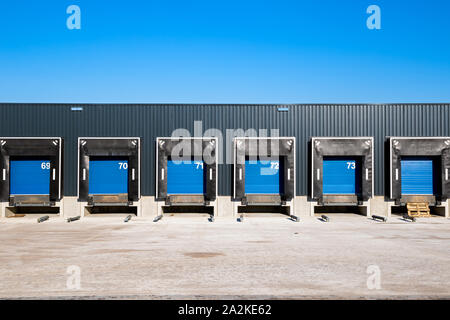 Reihe von Laderampen mit Shutter Türen auf Lager. Stockfoto