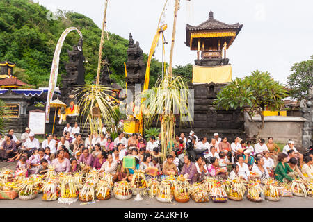 Bali, Indonesien - Apr 2, 2012 - Hari Raya Fest Galungan und Umanis Fest Galungan Urlaub fesival Parade - die Tage zum Sieg der Güte über Stockfoto