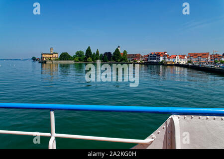 Blick vom Schiff auf Langenargen mit Schloss Montfort, Bodensee, Landkreis Bodensee, Baden-Württemberg, Deutschland Stockfoto