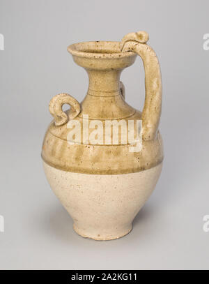 Vase mit Dragon-Shaped Griff und zwei Loop Griffe, Sui Dynastie (581 - 618), China, Steinzeug mit Oliv-grüne Glasur, H. 18,7 cm (7 3/8 in.), Diam. 11,1 cm (4 3/8 in Stockfoto