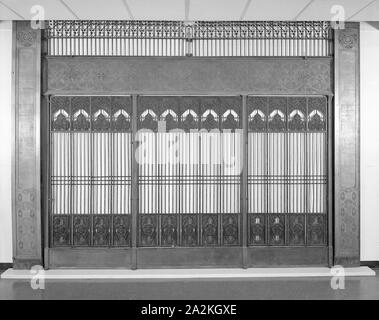 Chicago Stock Exchange Gebäude: Aufzug Gehäuse Grill T-Platten, 1893/94, Adler & Sullivan, American, 1883-1895, Chicago, Kupfer vergoldet Bronze, Appro×. 41 × 43,2 × 1 cm, Chicago Stock Exchange Gebäude, 30 North La Salle Street, Chicago, Illinois: Fries Panel von einem Aufzug, 1893/94, Adler & Sullivan, American, 1883-1895, Chicago, verkupfert Gusseisen in Metallrahmen, 1619.5 × 45,3 × 4,5 cm Stockfoto