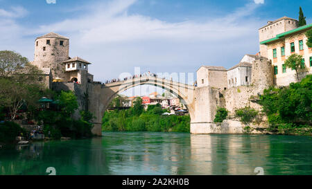 April 2019, Altstadt von Mostar, Bosnien und Herzegowina, mit Stari Most Brücke, Fluss Neretva Stockfoto
