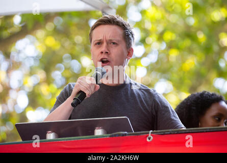 Owen Jones, Journalist, politischer Kommentator und Aktivist, spricht an der Klimawandel Protest von vielen Studenten und Schülern besucht. Stockfoto