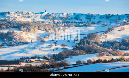 Schneebedeckter Bredon-Hügel im Cotswolds AONB, Worcestershire, England Stockfoto