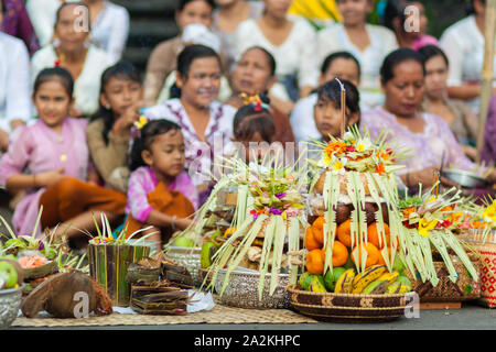 Bali, Indonesien - Apr 2, 2012 - Hari Raya Fest Galungan und Umanis Fest Galungan Urlaub fesival Parade - die Tage zum Sieg der Güte über Stockfoto