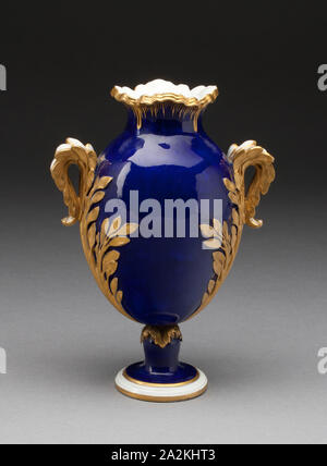 Vase, C. 1770, Sèvres Porzellan Manufaktur, Französisch, gegründet 1740, Sèvres, weiche Hartporzellan, dunkelblau Masse, Vergoldung und vergoldeten-Lager, H. 16,2 cm (6 3/8 in Stockfoto