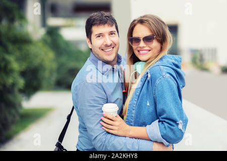 Freundliche Menschen, schöne junge Frau kuscheln sich city street Stockfoto