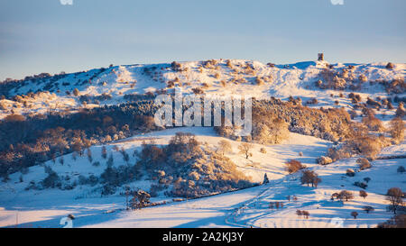 Schneebedeckter Bredon-Hügel im Cotswolds AONB, Worcestershire, England Stockfoto