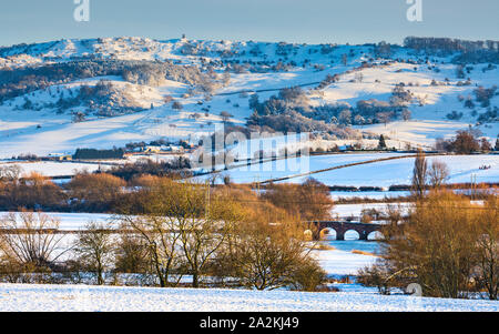 Schneebedeckte Bredon Hügel und Eckington Brücke über den Avon in den Cotswolds AONB, Worcestershire, England Stockfoto