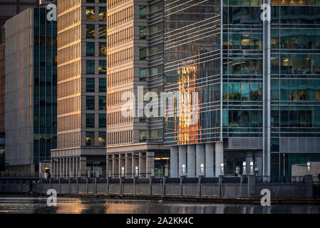 Canary Wharf London - Canary Wharf South Dock - wasserseitige Gebäude Canary Wharf South Dock Quayside Stockfoto