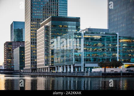 Clifford Chance London Canary Wharf London - South Dock - Gebäude am Wasser Canary Wharf South Dock Kai. Clifford Chance Anwaltskanzlei im Vordergrund Stockfoto