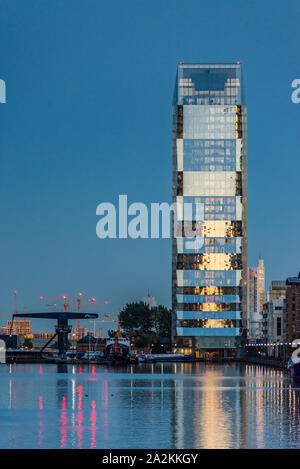 Dollar Bay Apartmentblock. Wohnhochhaus im Londoner Stadtteil Canary Wharf, Architekt Ian Simpson 2017 abgeschlossen Stockfoto