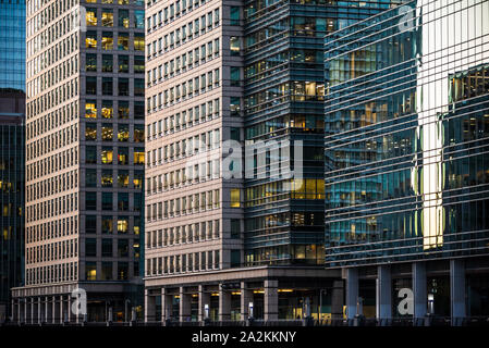 Canary Wharf London - Canary Wharf South Dock - wasserseitige Gebäude Canary Wharf South Dock Quayside Stockfoto